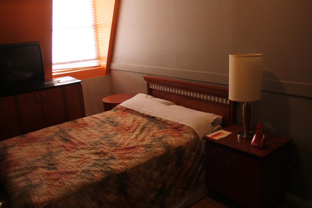 Toronto Central Hotel Room photo